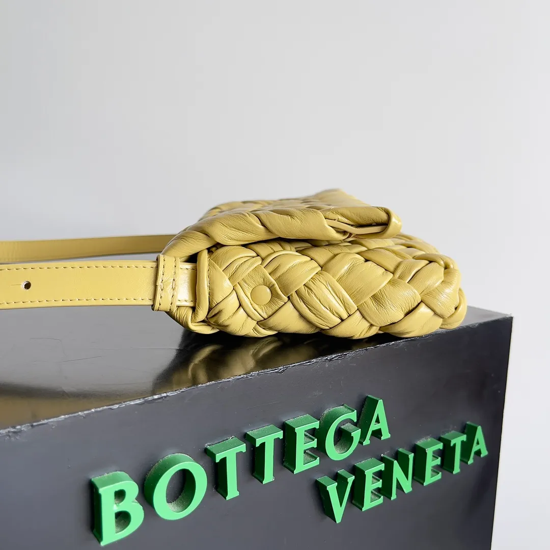 Batch 2360 BOTTEGA VENETA's new RUMPLE MESSENGER handbag and crossbody bag. Same style for men and women. Silk scarf pleated weaving technology, very artistic beauty. Good-looking bags for both men and women. Inverted triangle metal buckle. Stylish and stylish. The pleated technology feels great. Adjustable length. Can be worn on one shoulder or crossbody. Ribbon weaving + the latest rumple bag type is different from the traditional small square and large square weaving. This weaving method enhances the delicacy and luster of the leather by amplifying the texture of the leather. It subverts the tradition with a new technique and gives the woven bag a new image. The most luxurious craftsmanship. Practical and versatile. Only by wearing it yourself can you experience its lightness and comfort. Style number: 787113 Size: 21*14*5cm